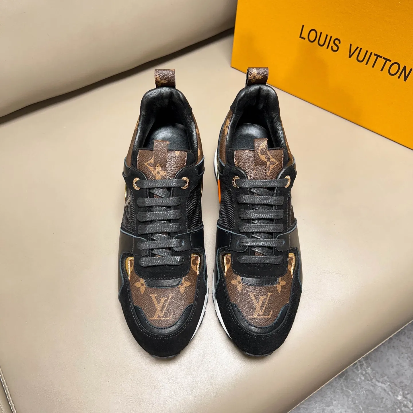 Factory price: 440💰【LV】Male and female couples model, sold simultaneously at counters, original classic 1:1 copy, original designer design, imported calf + sheepskin lining, L gold unique design on both sides, fashionable and trendy. 🔍🔍Original quality @ No pressure to enter and leave the counter at will, the original replica outsole is suitable for all kinds of travel, making it worth owning. Welcome all sellers to sell in the picture above. We can send one piece on behalf of you. Male size: 38-44 (can be customized to 45 sizes), female size: 35-39 (can be customized to 40 sizes)